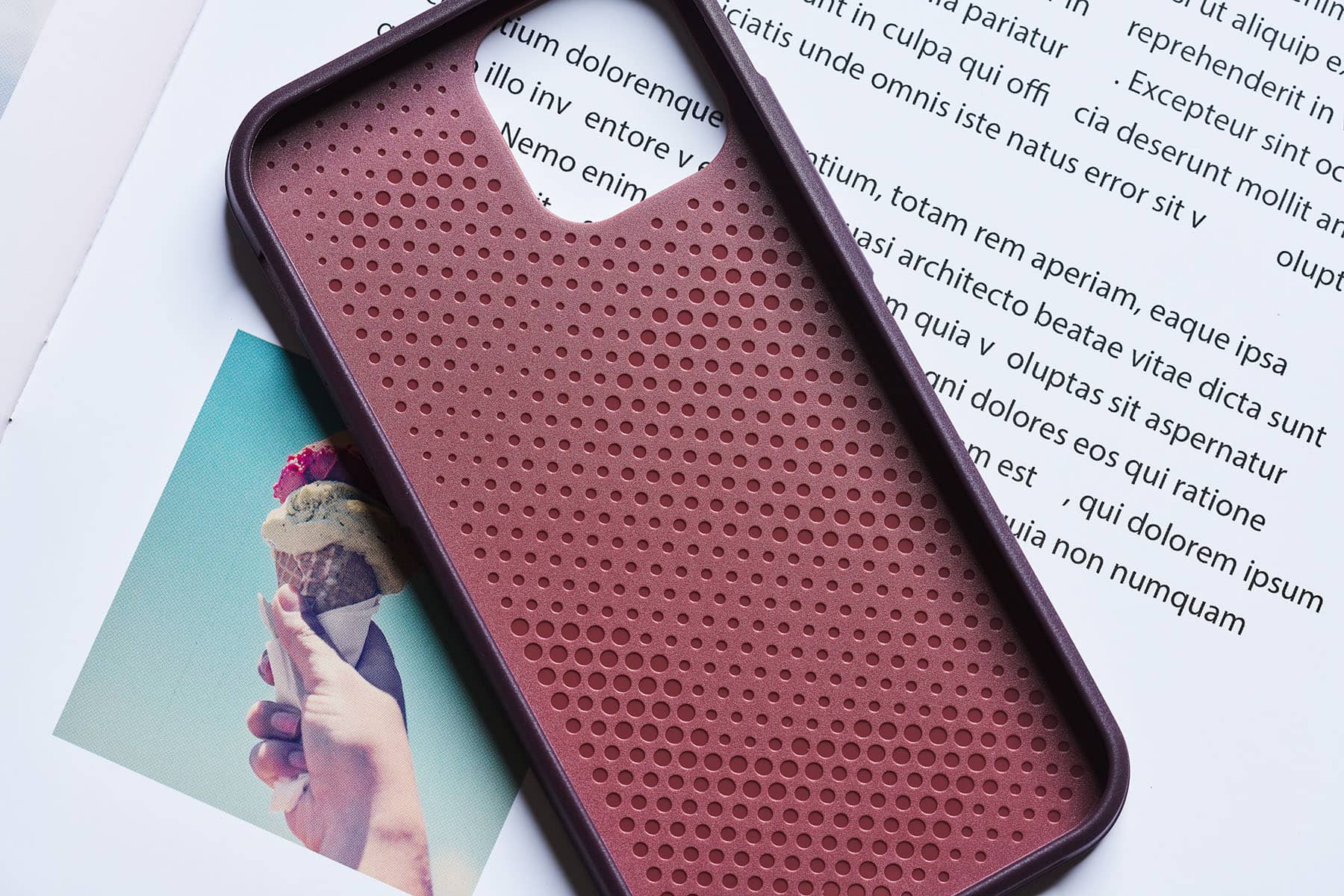 實色系列保護殼內側布滿了大小不一的圓點紋理，能有效緩衝來自外部的撞擊力。