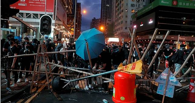 執行《禁蒙面法》後的街頭如戰場　港府將禁止上網