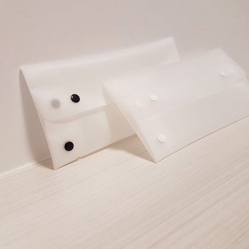 【TPU】綠色環保材質製作。手感柔軟輕盈，防水抗菌、防污力強，可完全展開清洗的【口罩收納袋】。