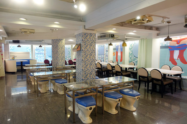 士林打卡餐廳-便所歡樂主題餐廳，士林網美下午茶餐廳，有廚師現點現做好吃餐點，價錢不貴好拍好玩，適合聚會、包場的士林ig打卡餐廳