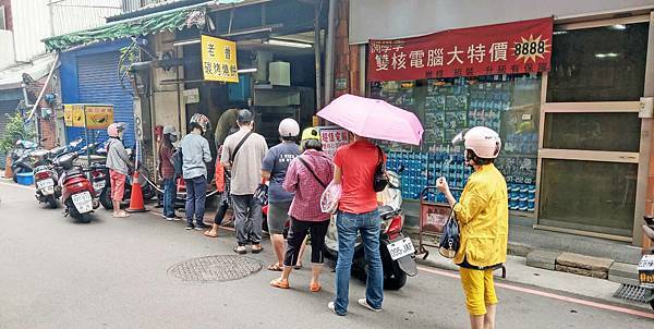 【三重美食】老曾碳烤燒餅店-隱藏在巷弄裡無時無刻都在排隊的超人氣燒餅店