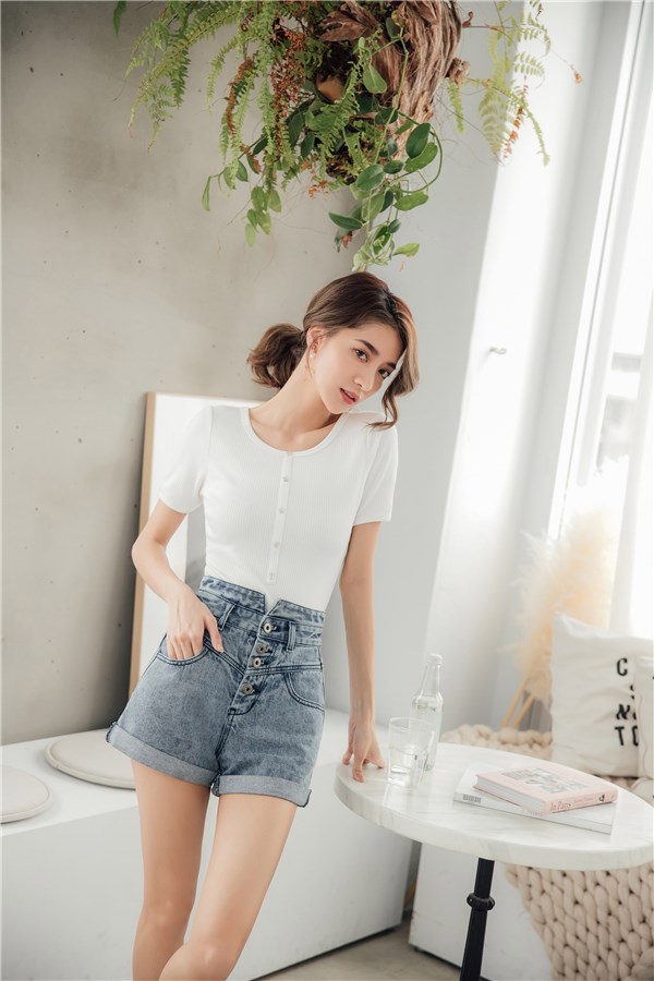 高腰版型；褲管反折設計，前後皆有口袋。 *商品顏色因電腦螢幕設定差異會略有不同，請以實際商品為準