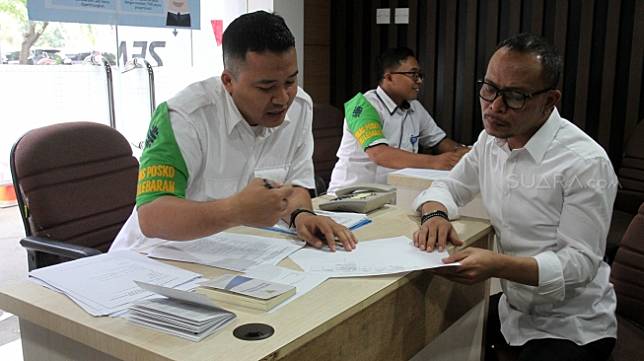 Menteri Ketenagakerjaan Hanif Dhakiri membuka posko pengaduan tunjangan hari raya (THR) Idul Fitri 2018 di Pusat Pelayanan Terpadu Satu Atap (PTSA), gedung B kantor Kementerian Ketenagakerjaan (Kemnaker), Jakarta, Senin (28/5).