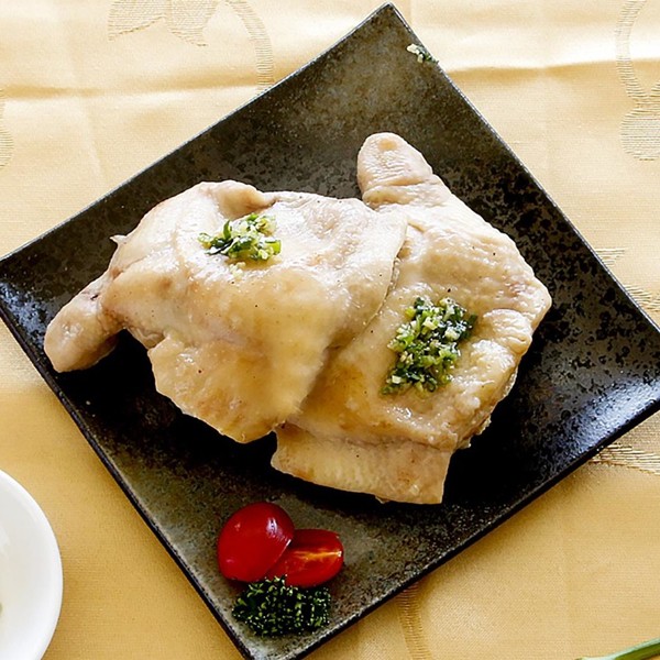 嚴選台灣CAS、TAP雙認證雞隻，營養成份高，取其雞腿部份，肉質結實，爽口又彈牙使用機能性飼料，雞肉沒有腥味蔥油醬的主要原料蔥，特別選用宜蘭三星蔥，蔥香迷人，多汁鮮甜不嗆辣蔥油雞腿400g/盒(含蔥油