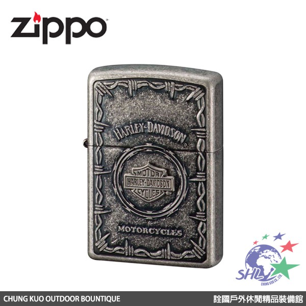 【品牌簡介】ZIPPO 防風打火機，自1932年至今已70餘年，為全球最知名的防風打火機製造業者，多年來一直秉持著防風、耐用、低故障.....等特點，外型除了創業初期的設計結構在製作技術上稍有改變，打火石輪軸的改道，以及外殼加工的改變，其基本結構一直沿用至今；有效的防風以及清脆的聲音，也持續風迷著許多新使用者及老玩家。自1932 年以來，Zippo 已生產了超過4億個打火機。除了打火輪的改善及外觀形狀的修正，最初的設計到了今日幾乎沒什麼改變。而對於每個 Zippo 打火機終身維修的承諾也依然秉持著「絕對有效並且保證維修免收費」。今日，ZIPPO公司除了打火機的生產製造外，並研究開發辦公室文具組合、筆記用品、小刀、捲尺......等各式商品。而在這些產品中，你都可以發現ZIPPO打火機「好看又實用」的一貫傳統精神。 【注意事項】▲ 詮國戶外只銷售正廠的ZIPPO，市面上充斥許多 ZIPPO 的仿冒品，但無 ZIPPO 的商標名稱，且機身品質、內部構造、內部吸油棉等都遠差於 ZIPPO 防風打火機，請買家們購買前多加留意。▲ ZIPPO 底部刻痕非等級之分，而是出廠年月分區別。▲ ZIPPO 打火機於購買時，是未添加燃油的，主要確保商品為全新品未使用，以及運送安全顧慮考量。ZIPPO 美國原廠-哈雷系列 編號：HDP-68材質 : 銅質 尺寸 : 長 5.7 x 寬 3.6 x 厚 1.3(cm) 附原廠保證書 / 原廠盒裝