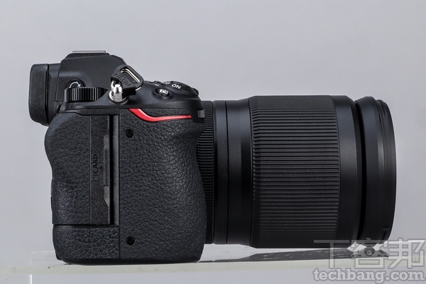 人體工學 雖然機身輕巧，但人體工學設計並不馬虎且保有良好的握感。