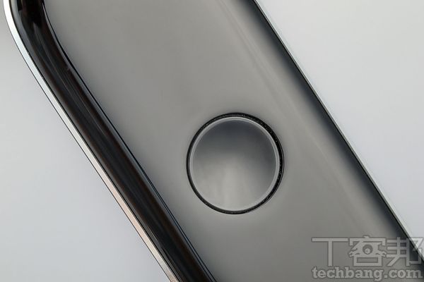 機身採單鍵設計，包含以藍牙連接手機、輸入語音訊息等，皆需長按此鍵。