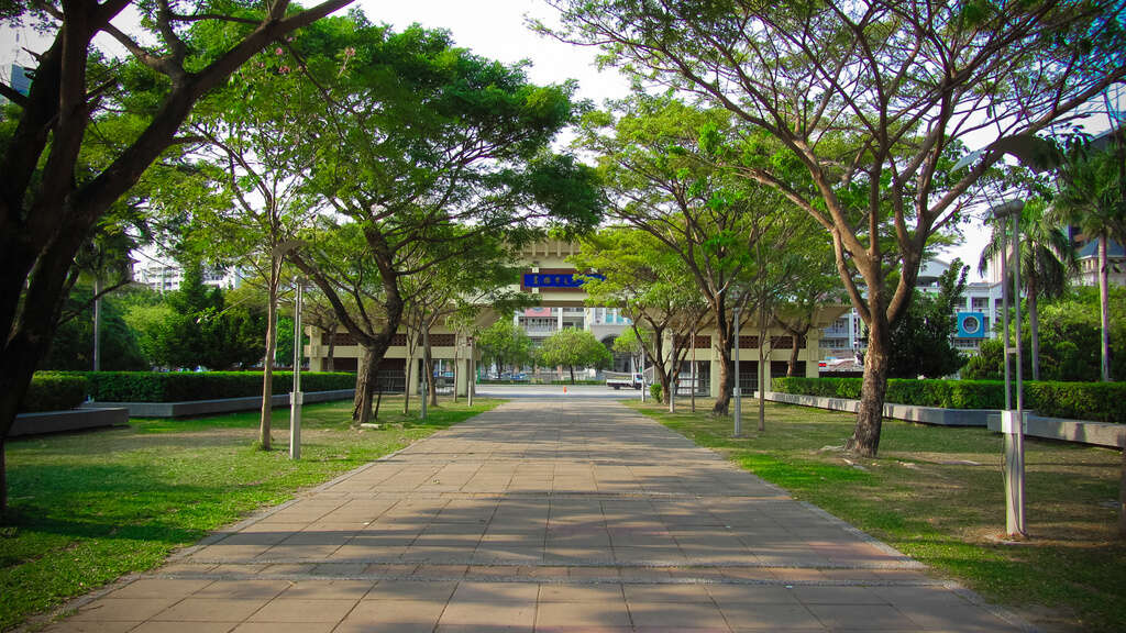 高雄文化中心旁的的「市民藝術大道」綠意盎然、充滿人文氣息(圖片提供/高雄市政府觀光行銷科)