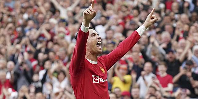 Selebrasi Cristiano Ronaldo usai mencetak gol ke gawang Norwich City, Sabtu (16/4/2022) (c) AP Photo