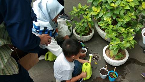 83 Koleksi Gambar Kolase Anak Menyiram Bunga Gratis