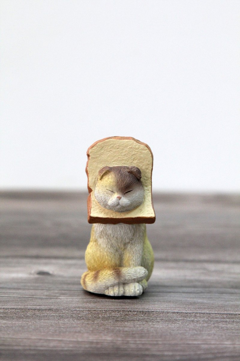 這是款貓咪造型的便條紙夾，特別的是貓咪頭上有著一片造型完整的吐司，我想應該是日本設計師家中的貓咪很愛吃吐司吧!!?(笑)這款便條紙夾除了夾紙片外，您也可以夾名片、照片等，底部防滑泡棉，讓你放在桌上都不