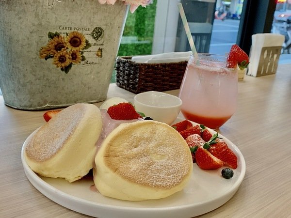 倪倪愛美食－『台中大里商圈美食推薦』日系療癒雲朵般日式厚鬆餅職人咖啡與澎湃海鮮鍋料理－Kumo朵朵雲與牛鍋私藏鍋物網美最新用餐打卡景點一次Get直擊分享