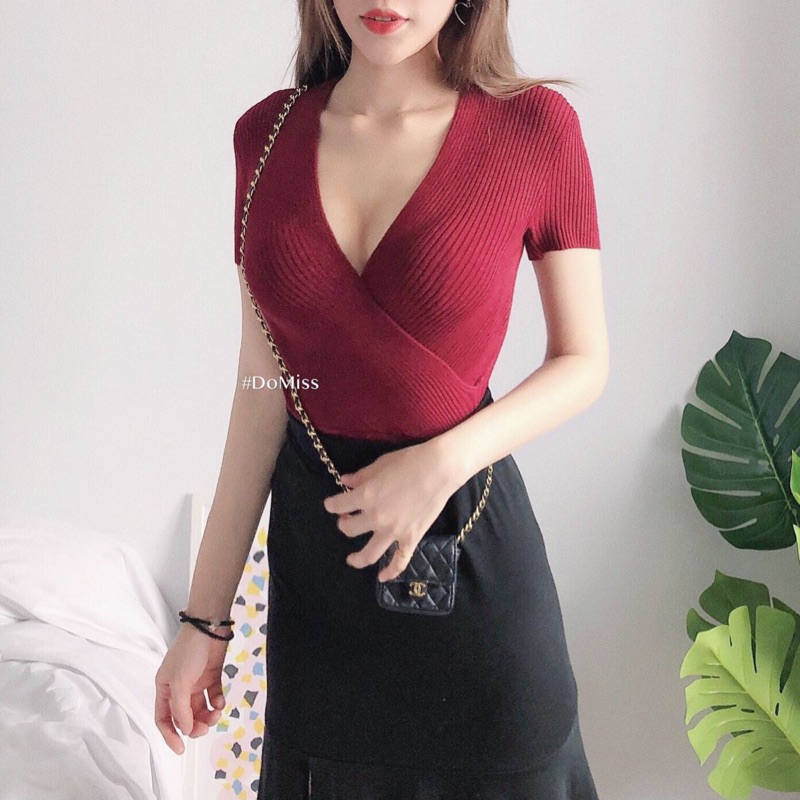 #去年賣到缺貨好評戰鬥服小露事業線~~~小心機約會、Party氣質的性感就靠它了針織彈性料，胖瘦女孩都能駕馭️-《材質》針織料《顏色》酒紅色/黑色/白色/卡其色《尺寸》平鋪/cm短袖衣長：50CM 胸