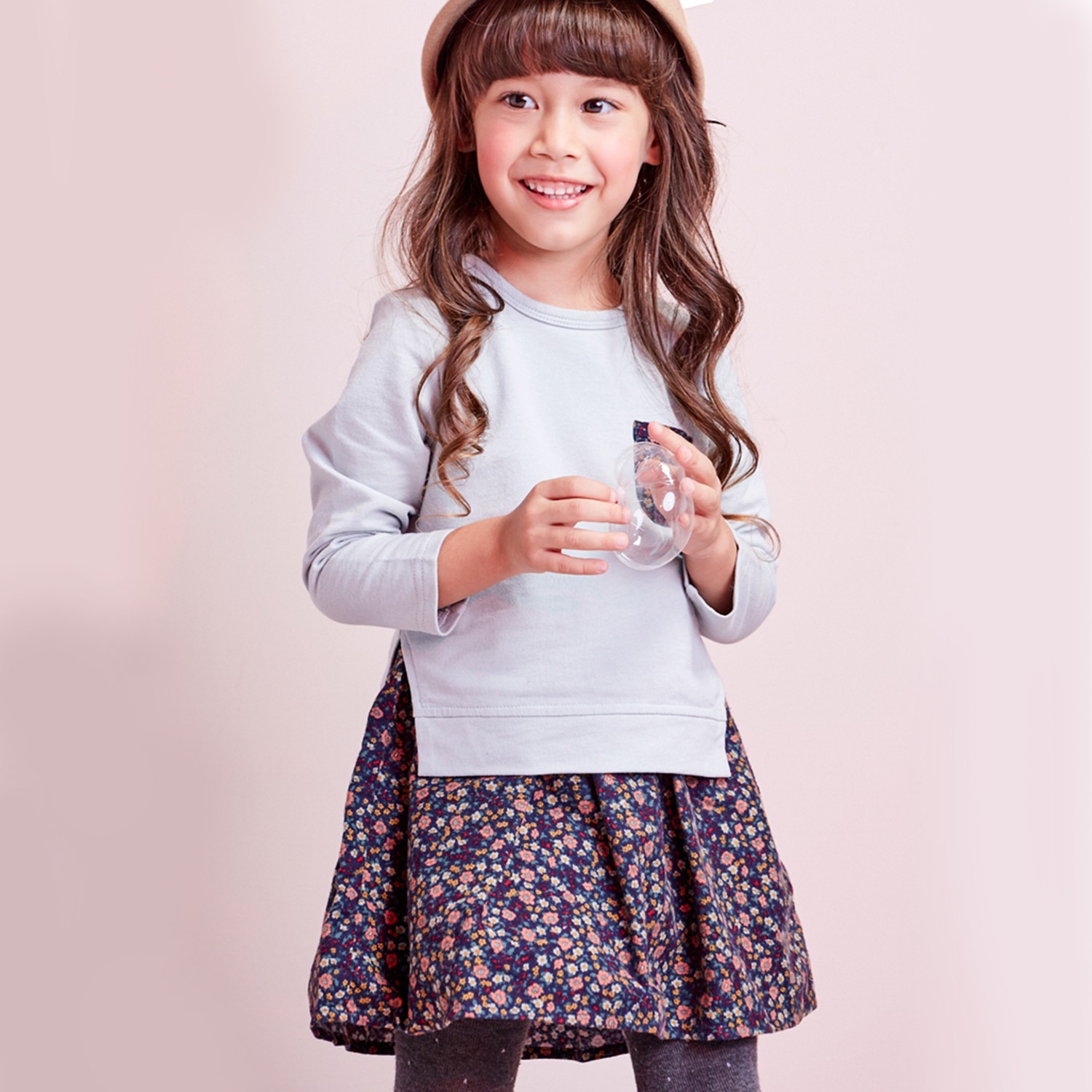 假兩件式拼接設計。裙片採用甜美印花拼接。彈性柔棉布料，柔軟舒適;細緻的細節，優雅的花邊，真的超級好看的