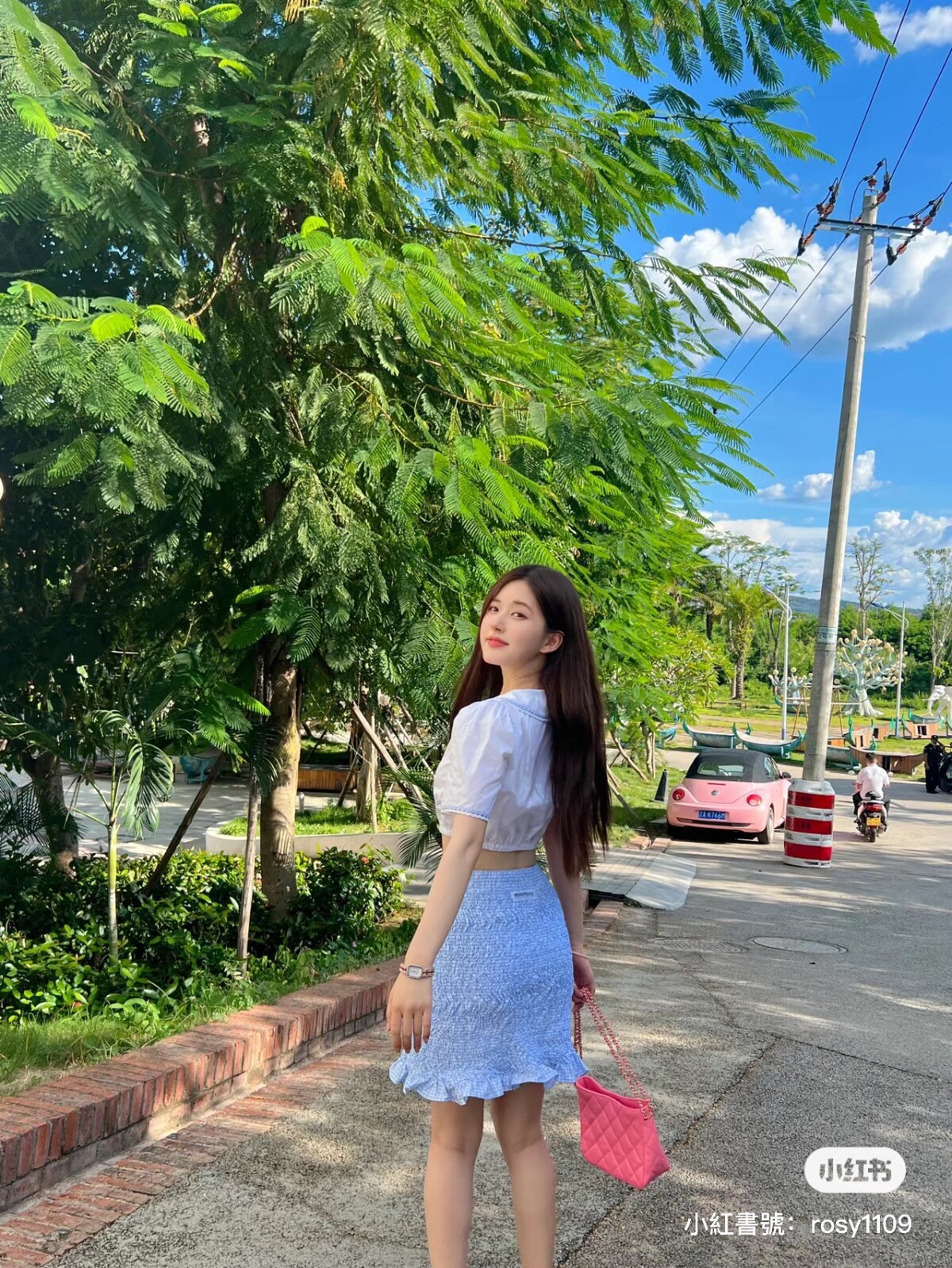 趙露思跳脫清新甜美！新造型化身慵懶辣妹全網瘋學，在家拍照氛圍感滿滿！