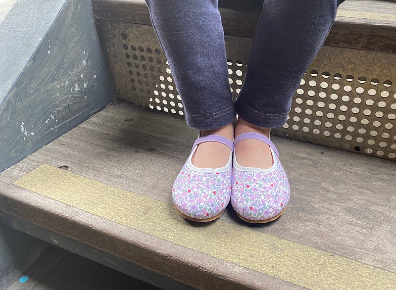 玫瑰花 (粉色) 。使用台灣印染布料+ 100%台灣全手工製作。使用鬆緊帶方便小朋友穿脫。