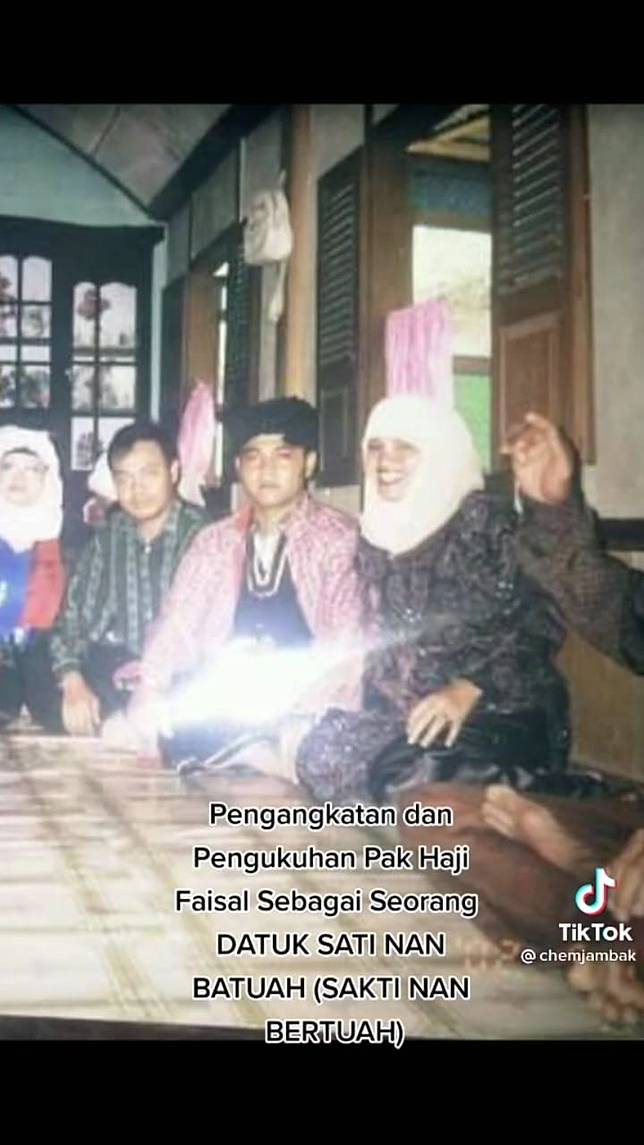 TikTok @chemjambak, potret lawas H. Faisal dapat gelar Datuk Sati Nan Batuah