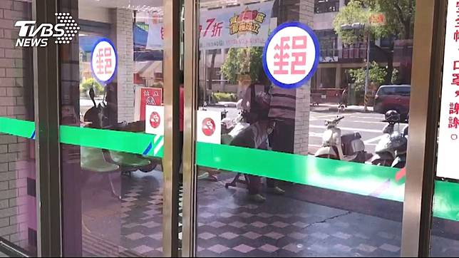 有不少民眾會把自己的存款存在郵局的戶頭內。(示意圖／TVBS)