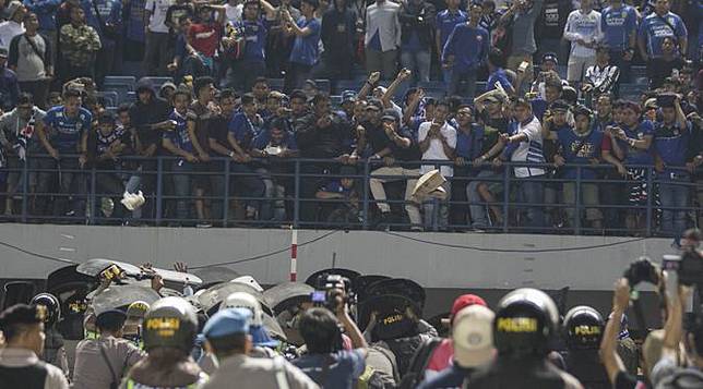 Bobotoh Persib Ungkap Alasan Lempari Pemain Persija