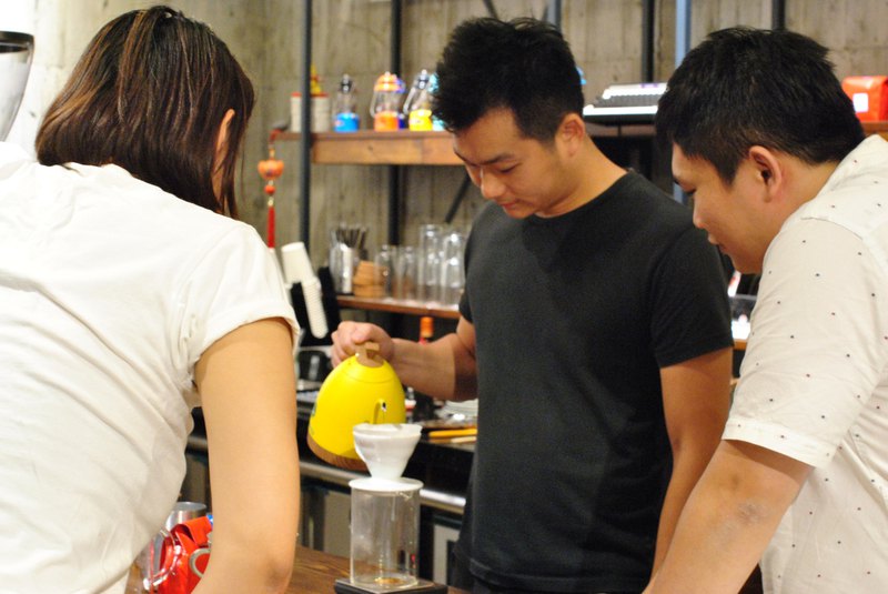 寬敞的環境教室與專業級的設備搭配手沖師的指導，讓零基礎、單純想體驗或有基礎的學員，在上完一堂課後能順利學會如何在家沖煮一杯好喝的咖啡