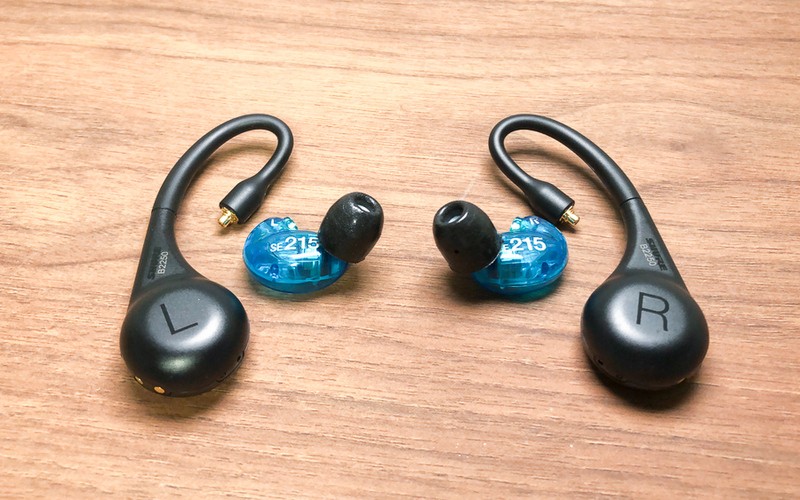 Shure掛けで使う完全ワイヤレス「AONIC 215 TWS」（アスキー）