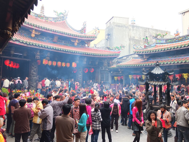 ▲初一到廟裡走春也可求財。（Flickr作者H.T. Yu）