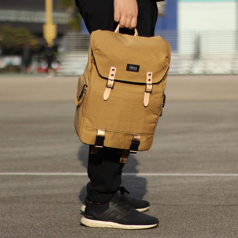 HUNTER 390 外型簡約，同時是一個耐用功能型的相機背包，背包下層的相機格層於左右拉鍊位打開，並有多塊可自由組合的間隔，適合放置一台單鏡反光相機配上鏡頭以及一至兩支額外鏡頭或閃光燈，背包下方也設