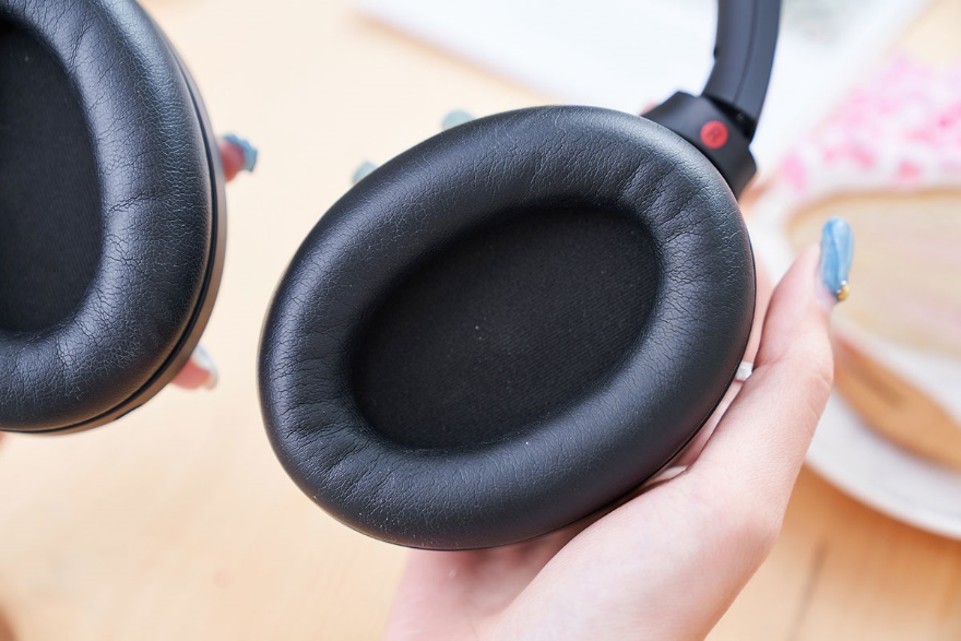 耳罩部分的材質也改良為可平均分攤對耳朵產生的壓力，進而提升長時間配戴的舒適度。