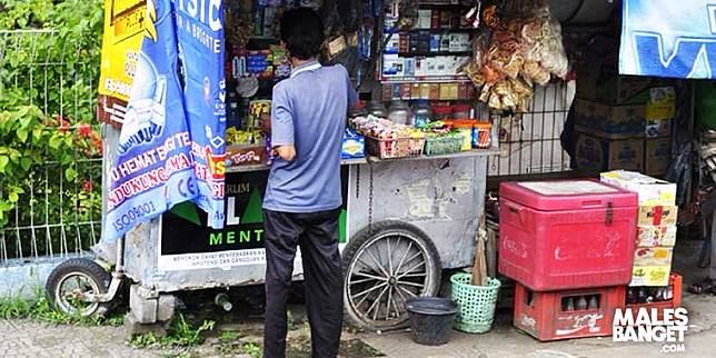 Heran, Kenapa 6 Jenis Orang Ini Selalu Ada di Warung Pinggir Jalan