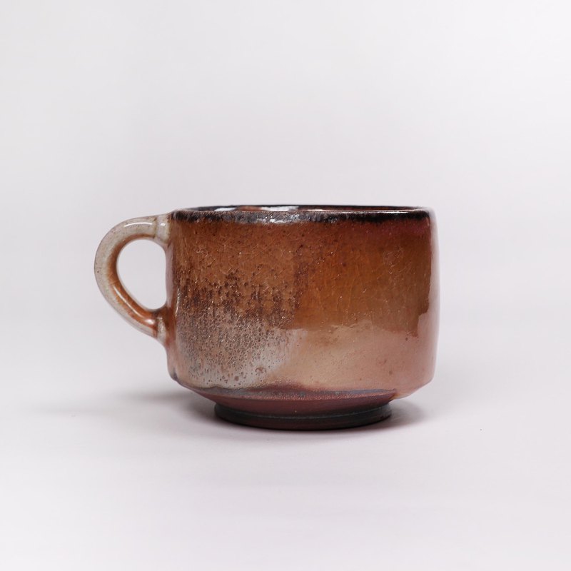 尺寸：8x10.5x6.5cm；手工拉坯/志野釉/柴燒