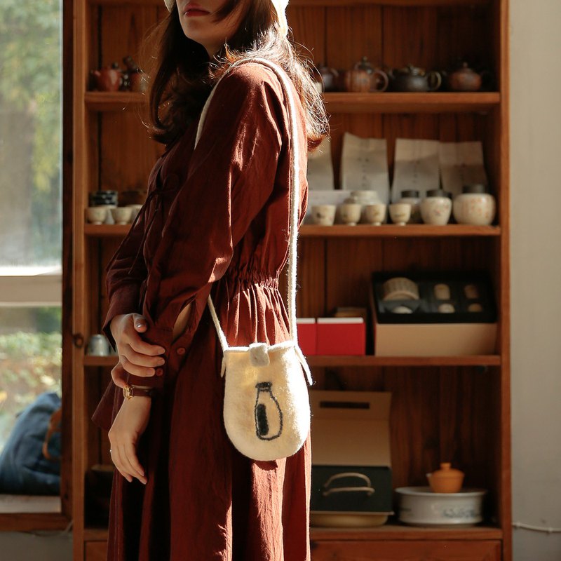 工藝：手工搟氈工藝 材質：80S澳洲優質羊毛 尺寸：長20cm*寬14cm 肩帶：100cm（不可調節） 顏色：白色 說明：包包使用傳統手工羊毛氈搟氈工藝一體成型。