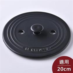 ◎台灣 Le Creuset 公司貨|◎適合與窈窕鍋20cm搭配使用|◎可預防湯汁沸騰溢出商品名稱:LeCreuset萬用窈窕鑄鐵鍋內蓋沉靜黑20cm種類:週邊配件類型:鍋蓋主材質:陶瓷材質說明:陶瓷