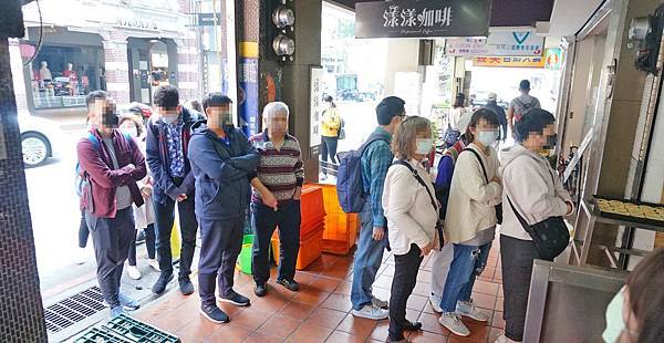 【基隆美食】周家蔥油餅豆漿店-排隊人潮不間斷！５０年蔥油餅早餐老店
