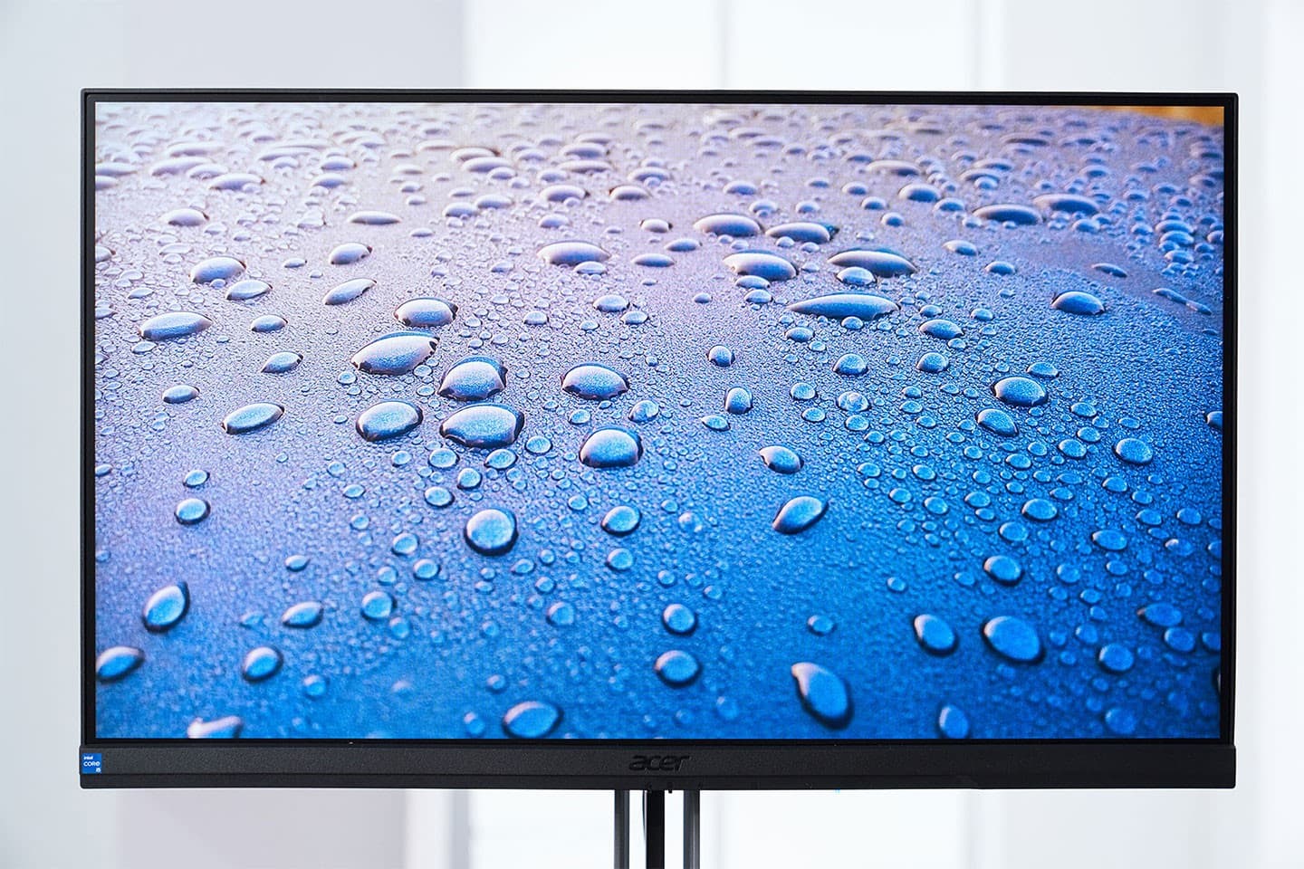 24 吋 FHD 顯示器採用 IPS 等級面板，畫質與色彩都有不錯的效果，三面窄邊框更讓螢幕佔比達到 88%，視野相當寬廣、舒適。