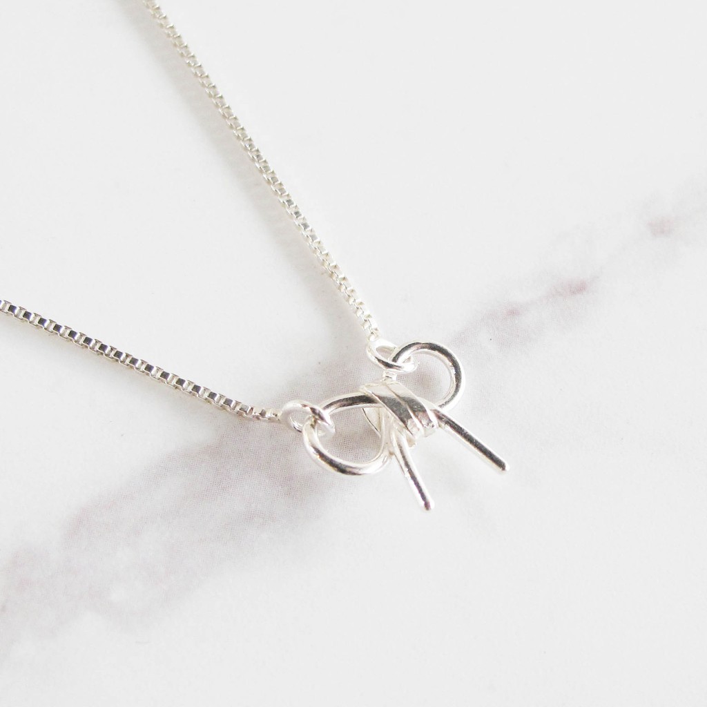 小小的蝴蝶結把它做成項鍊戴著真是好看又好搭【材質】999純銀【墜尺寸】1.2cmX1cm【鍊長】有選項可以選擇商品均附~包裝盒/手提袋/保證卡/拭銀布商品均提供售後服務!---------------