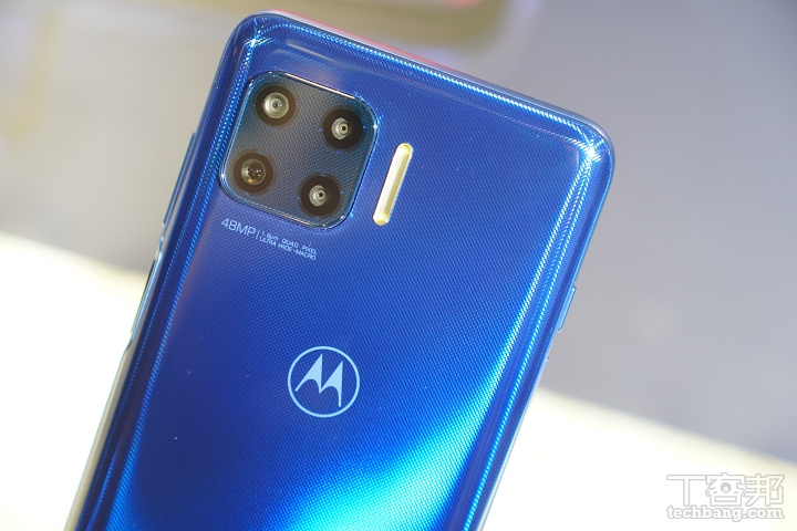 Motorola 摺疊機來了！razr 5G 開價 49,888 起、還有平價 5G 手機 moto g 5G Plus