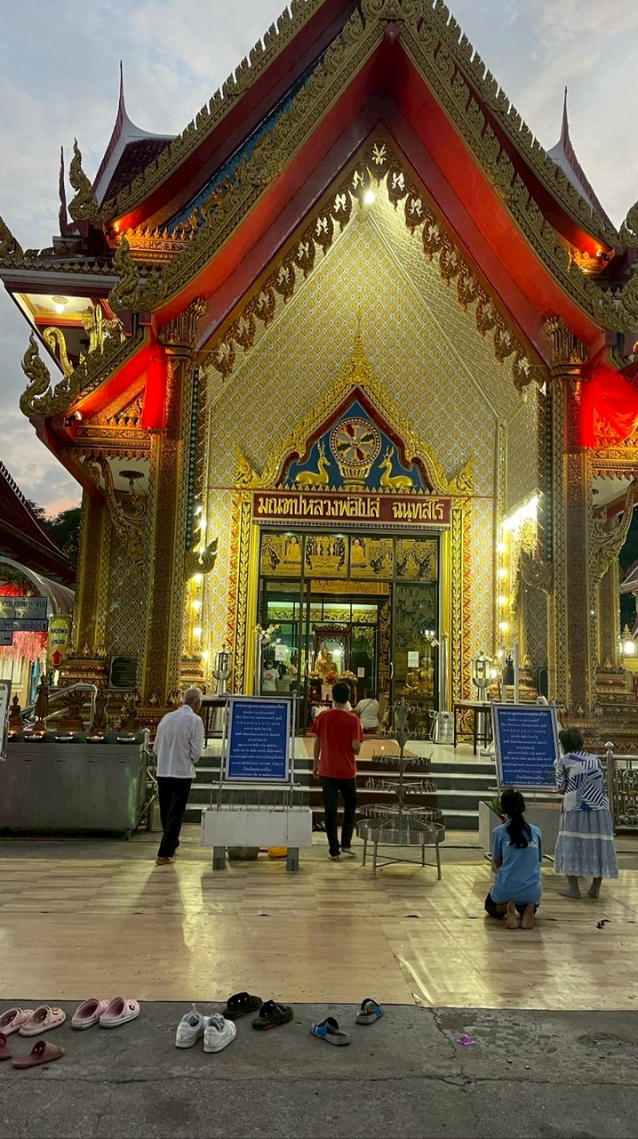 จอดรถวัดกำแพง