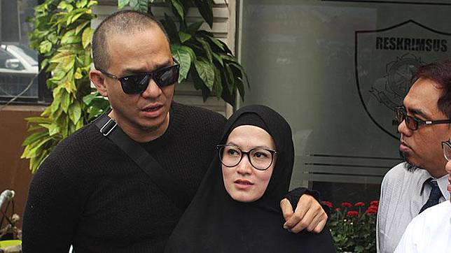 Artis Lyra Virna didampingi suaminya, Muhammad Fadlan, mendatangi Direktorat Reserse Kriminal Khusus Polda Metro Jaya, Jakarta Selatan, 25 Januari 2018. Ia datang untuk melakukan Konfrontasi dengan Lasty Anisa, pemilik ADA Tour. TEMPO/Rio Maldini