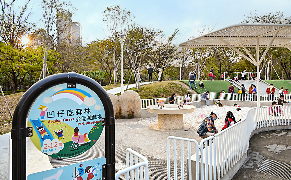 鼓山區凹子底森林公園以森林鳥巢為遊戲場設計主題，讓孩子們盡情爬上爬下。(攝影/Carter)