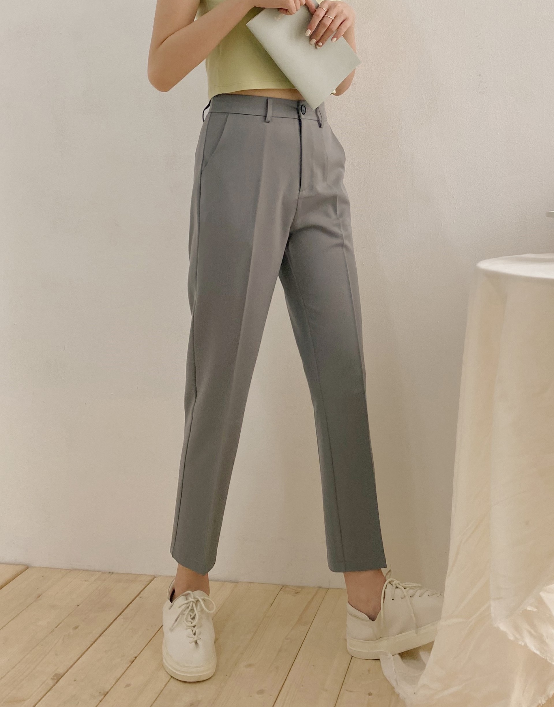 舒適質感面料/修身褶線造型/後腰頭鬆緊數計/兩側皆有口袋/後面假口袋裝飾