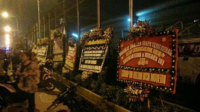 Deretan karangan bunga untuk Ahok di Rutan Cipinang, Jakarta Timur. [suara.com/Bagus Santosa]