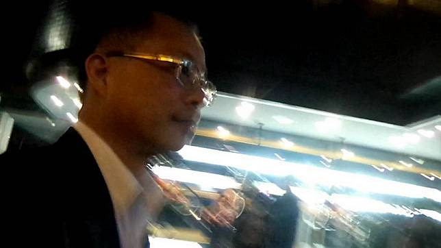 刑事局長黃明昭到場，沿路走入封鎖範圍，當時嫌犯自屋內丟出一罐礦泉水。記者林保光／攝影
