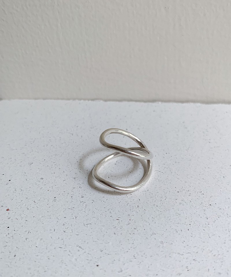 扭曲的線條圍繞在手指兩圈，乍看下宛如戴上兩枚戒指， 跳脫整齊工整的造型，讓手指看起來更有活潑感。 不規則線條的設計，正反兩邊戴會有不同的風味喔！