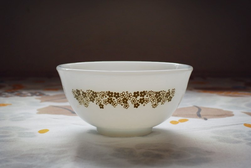 早期Pyrex牛奶玻璃餐碗-春蕾Spring Blossom這個圖案，是康寧公司經典圖花，幾乎早期的食器都製作過這個圖花；賣場上的是早已絕版的早期耐熱餐碗，綠白相間、溫潤厚實，即便冬天也能有春天的花蕾