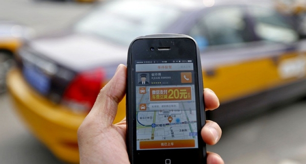 中國最大叫車APP「滴滴」傳出有外掛，不但讓司機可瞬移接單、還可叫乘客多給一倍車資