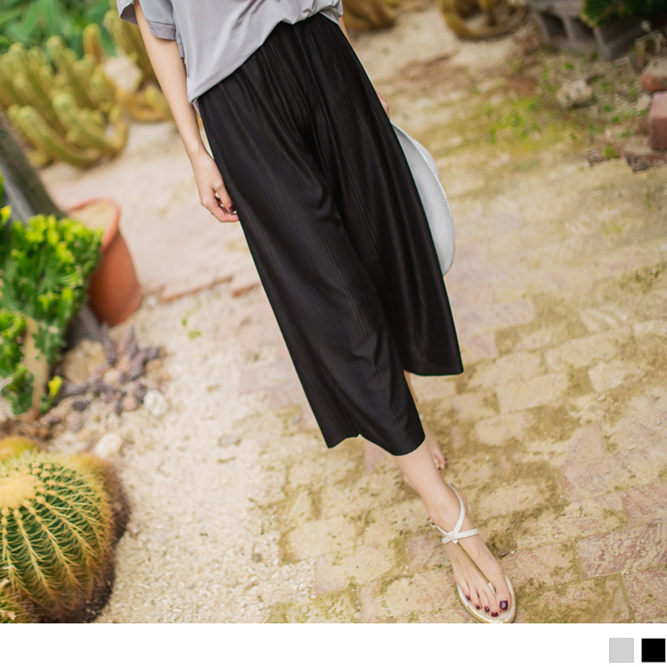 腰圍鬆緊直條壓紋涼感垂綴素色七分寬褲．2色