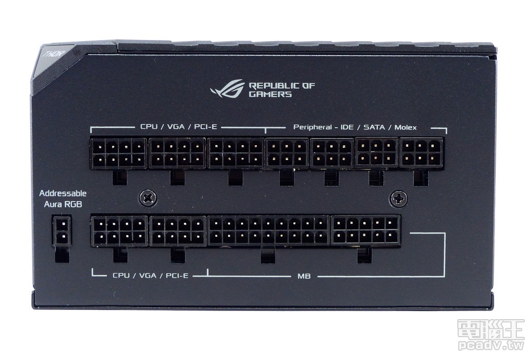 ROG Thor 850P 模組化線材面板安排 1 個 ATX 24pin、5 個 CPU/PCIe、4 個週邊裝置插座，左方 2pin 插座用以輸入可定址 RGB 控制訊號
