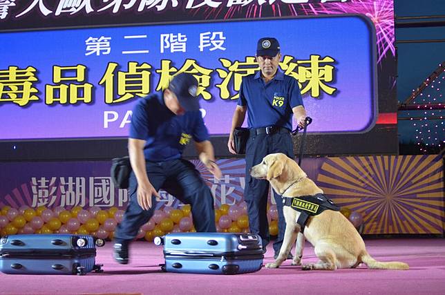 澎湖歐弟緝毒犬除役花火祝福溫馨又不捨 中央通訊社 Line Today