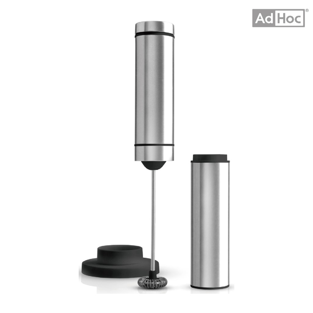 奶泡/醬料多功能電動攪拌棒電池式無線操作，輕鬆方便，並可隨處移動，便利性高。馬力強勁，轉速快，可輕鬆快速製作出綿密的奶泡。適用於飲品/烘焙/料理等，除打奶泡之外，亦可攪拌醬料、各種冷熱飲以及打蛋使用。