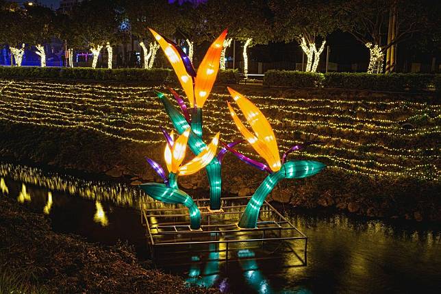 屏東綵燈節今年共邀請了20位優秀的國內外藝術家，其中3位日本藝術家，6位屏東在地藝術家，分別以各自熟悉的領域，將花卉盛開的樣貌以不同的媒材呈現。(圖片提供：屏東縣政府)